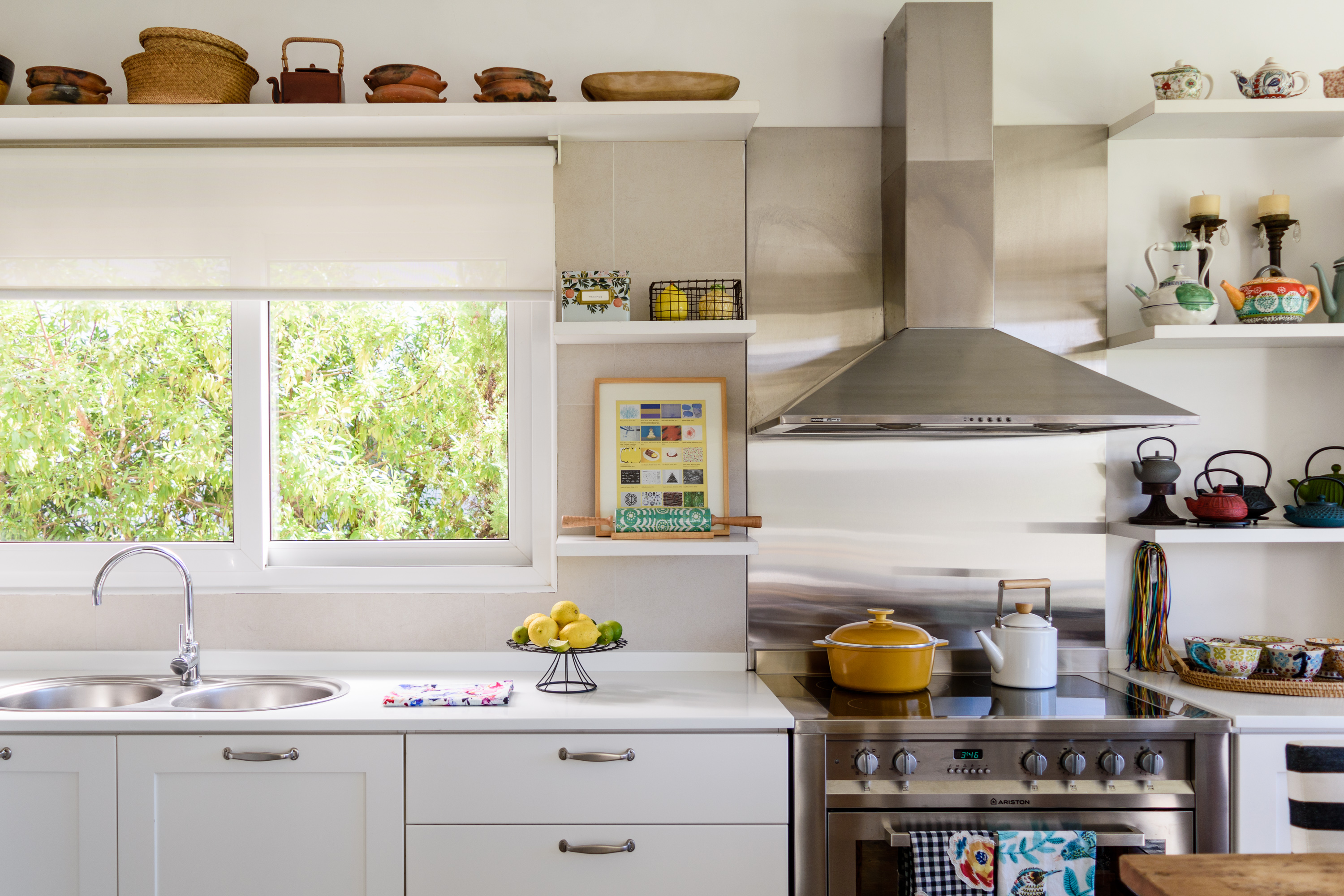 Kitchen Trend: Open Shelves vs. Upper Closed Cabinets