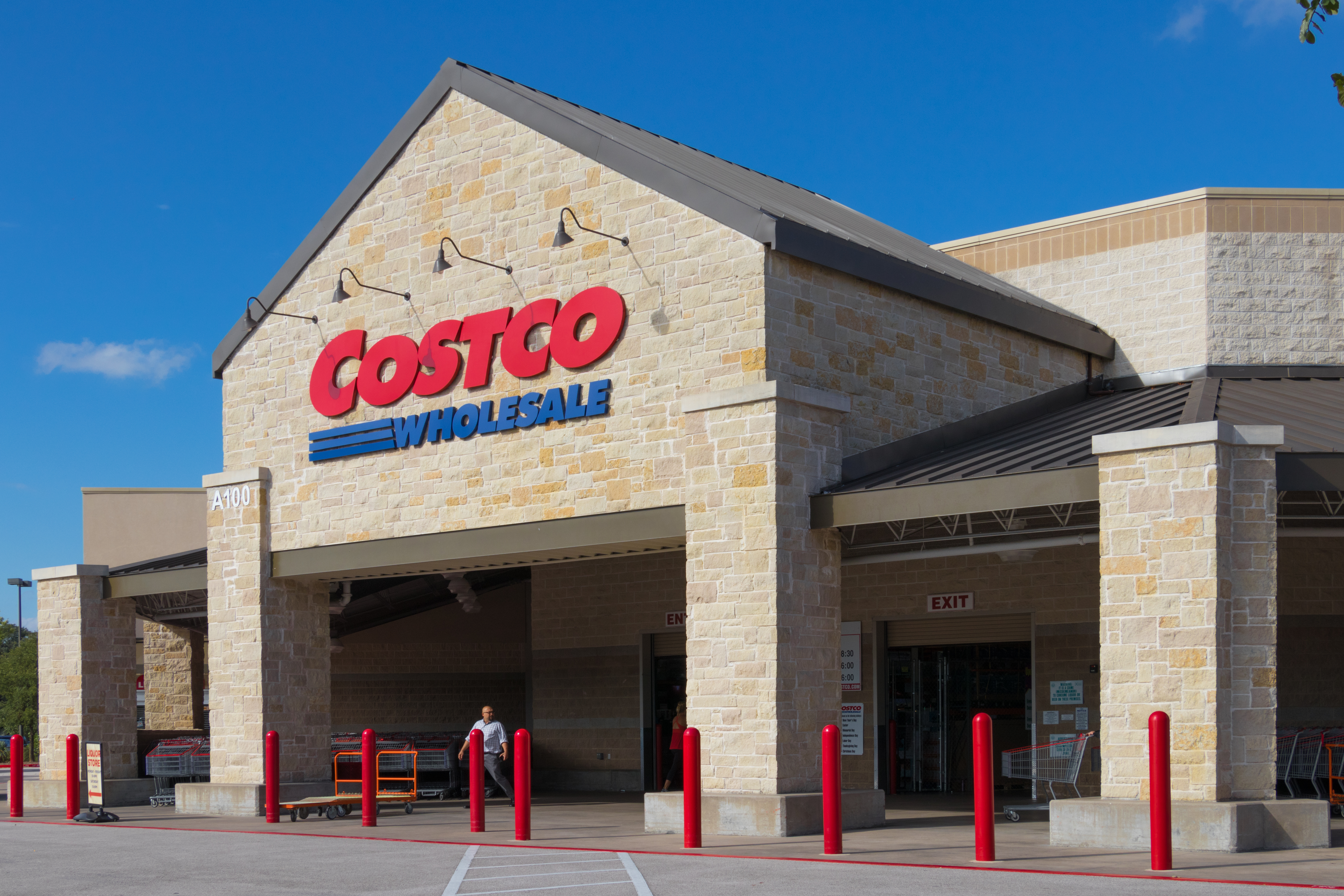 The Dos and Don'ts of Costco's Checkout Etiquette, According to a Superfan