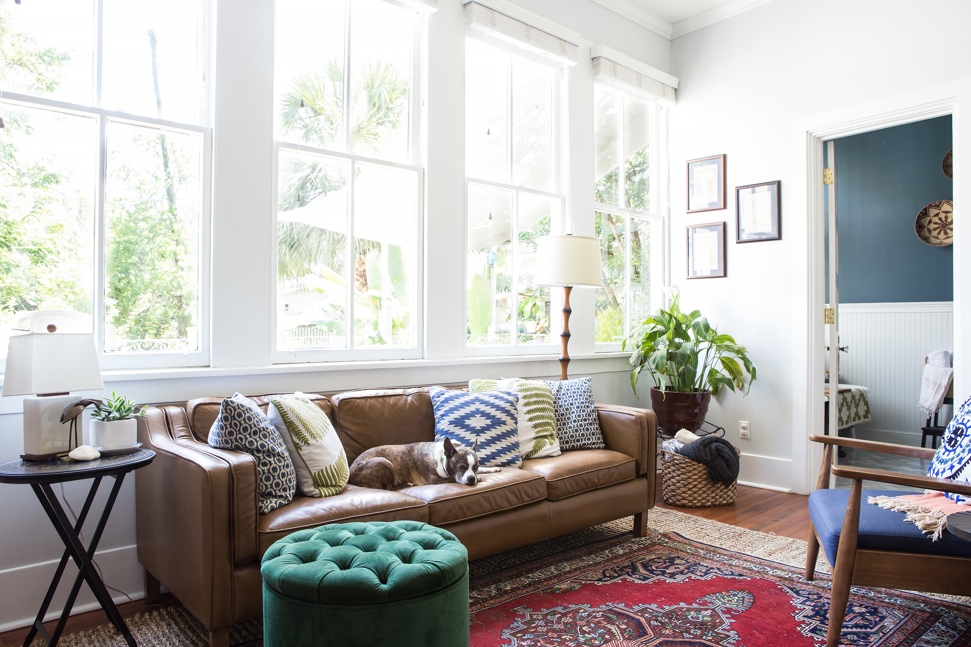 Living Room With Fireplace In The Middle