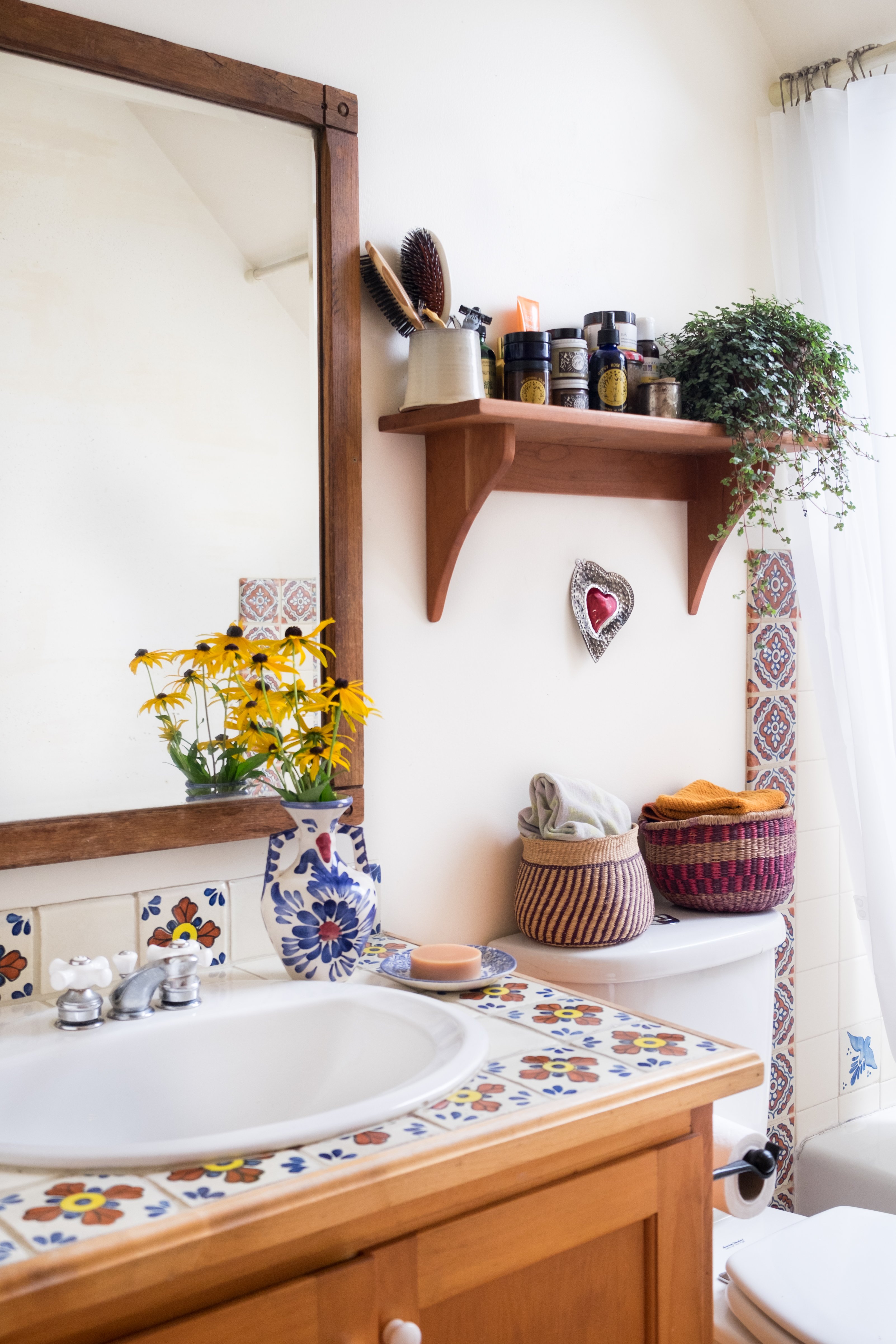 How to declutter and keep your bathroom organized - Bath Fitter