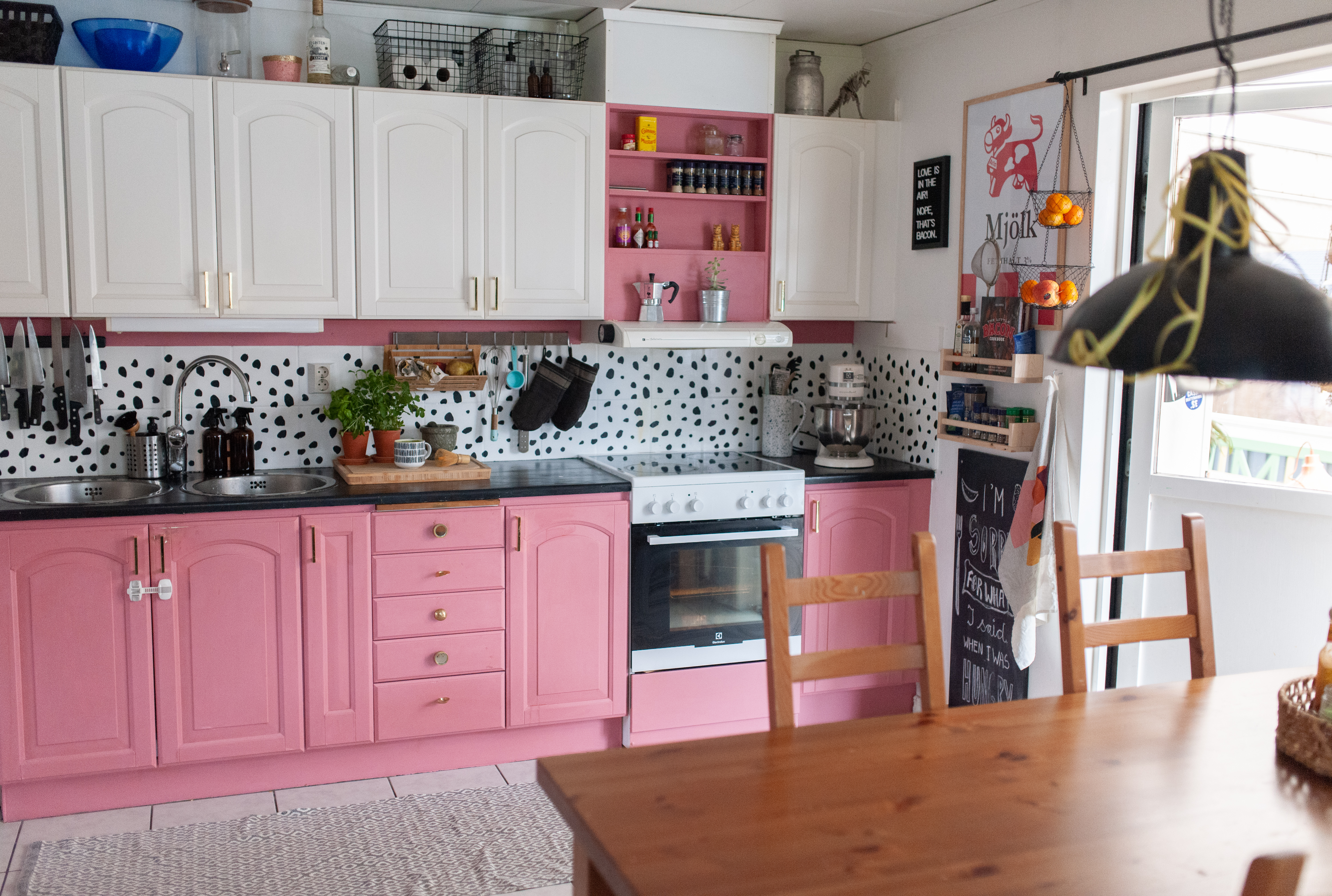 Boho scandi small kitchen w/ pink  Aesthetic kitchen, Home decor kitchen,  Kitchen decor