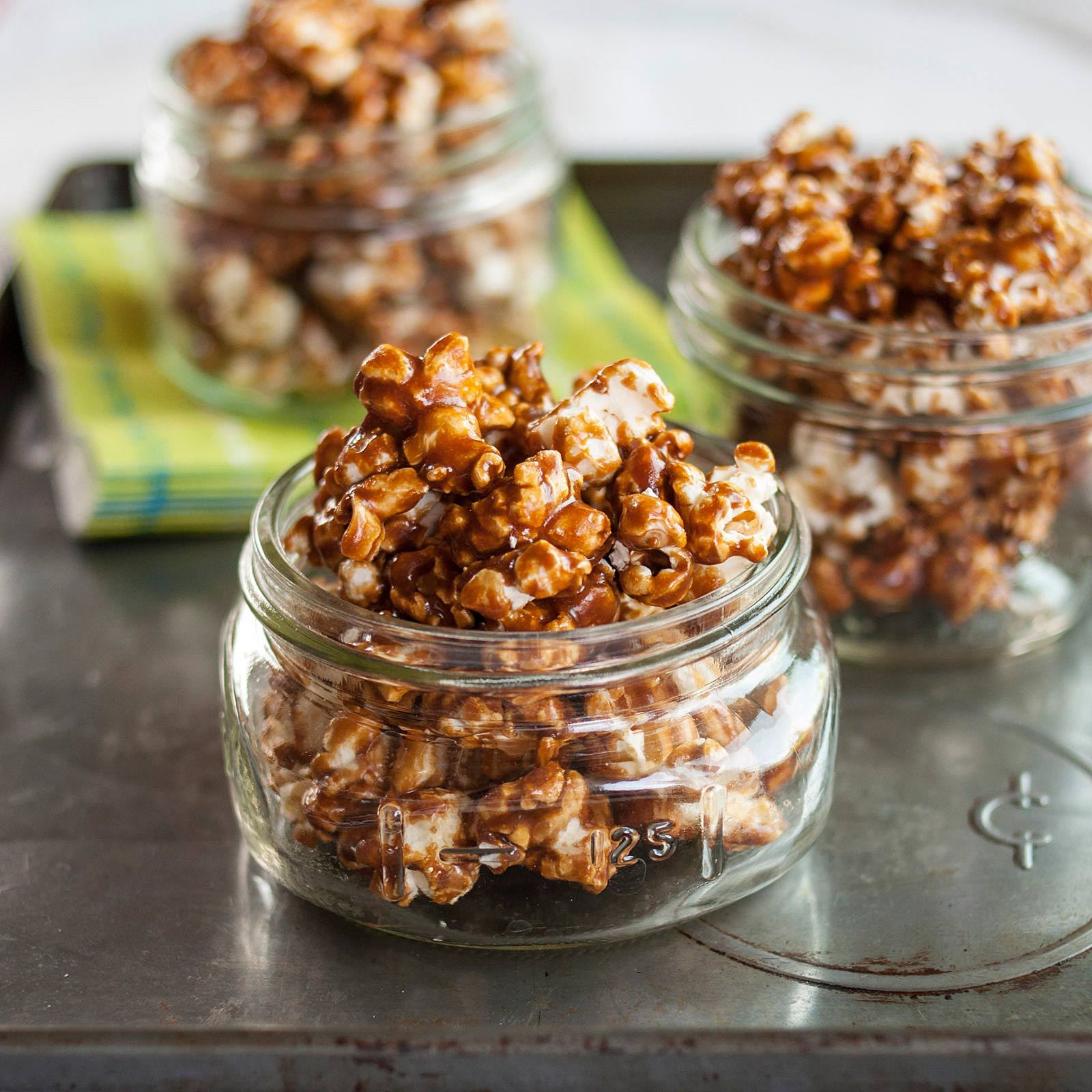 How to Make Crunchy Caramel Popcorn