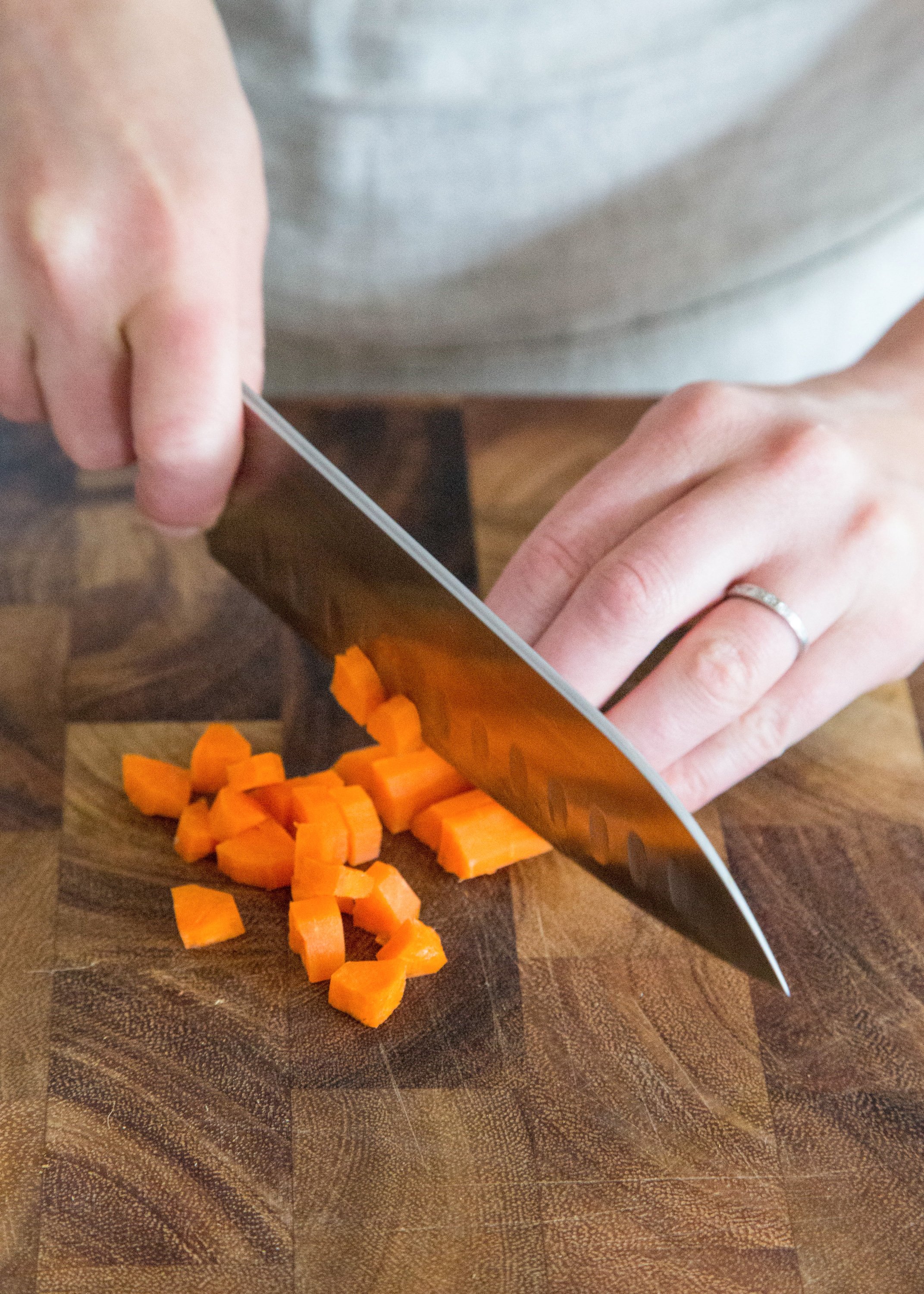 Нарезать квадратиками. Нарезка овощей с морковкой. Морковь нарезанная. Порезать морковку кубиками. Шинковать морковку.