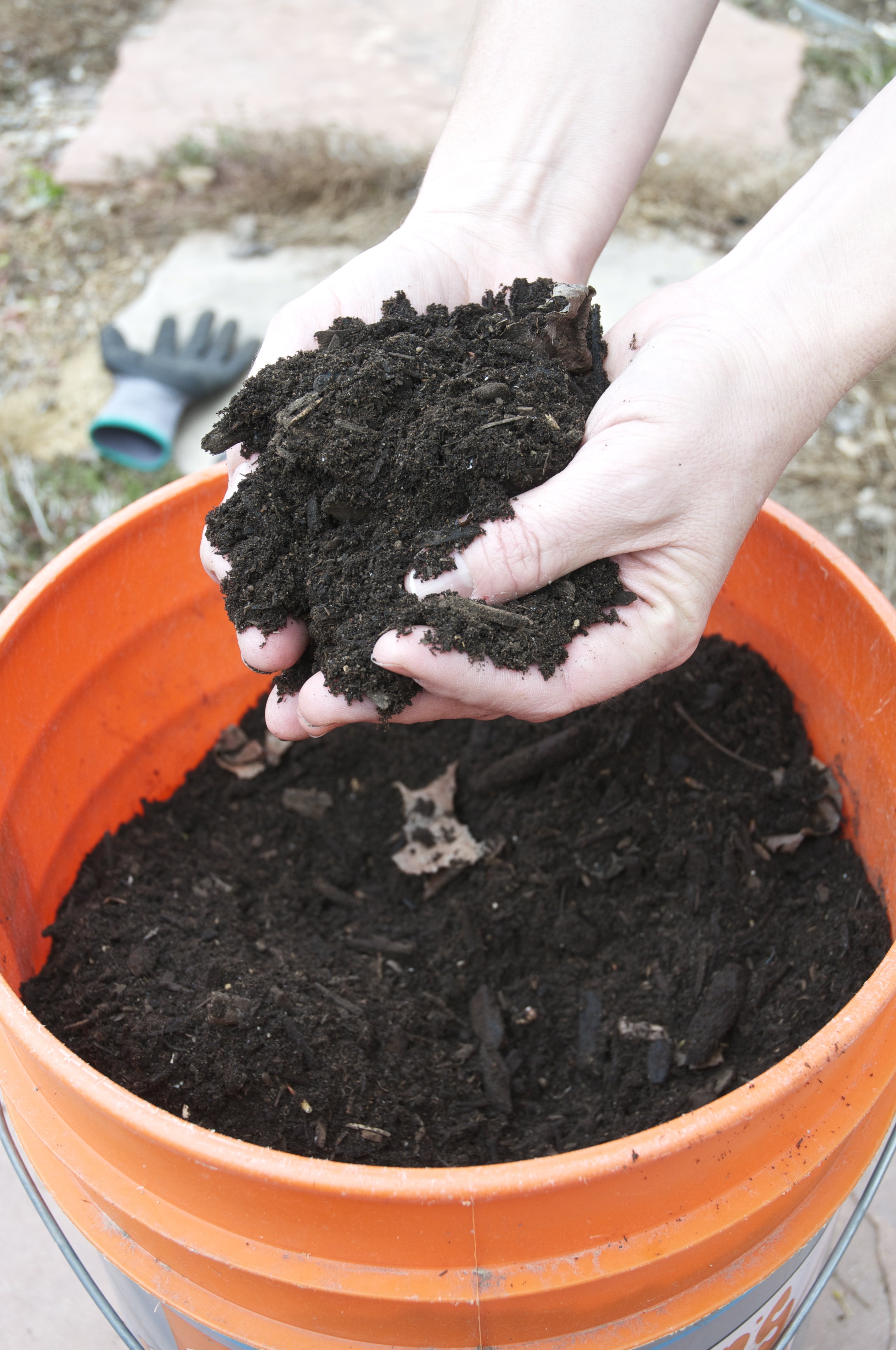 DIY Composter for apartment on balcony with urban vegetable garden 