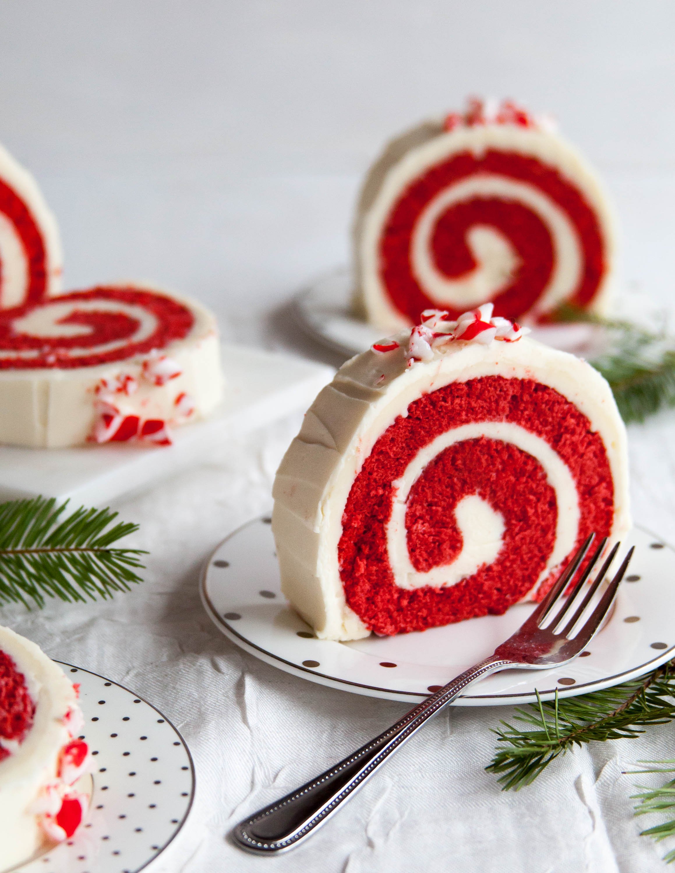 Red velvet yule log - Italian recipes by GialloZafferano