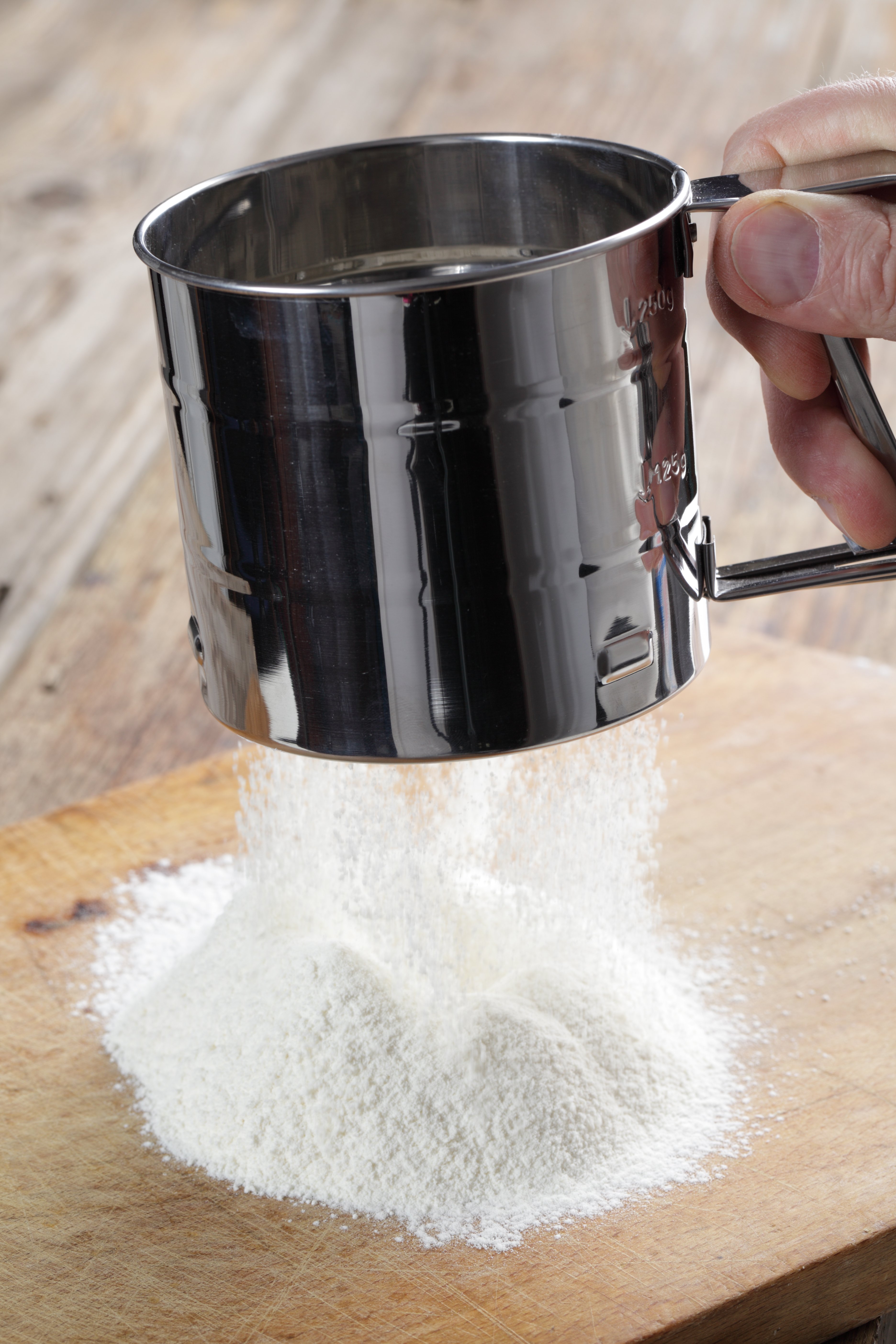 White Scoop & Sift Flour Sifter