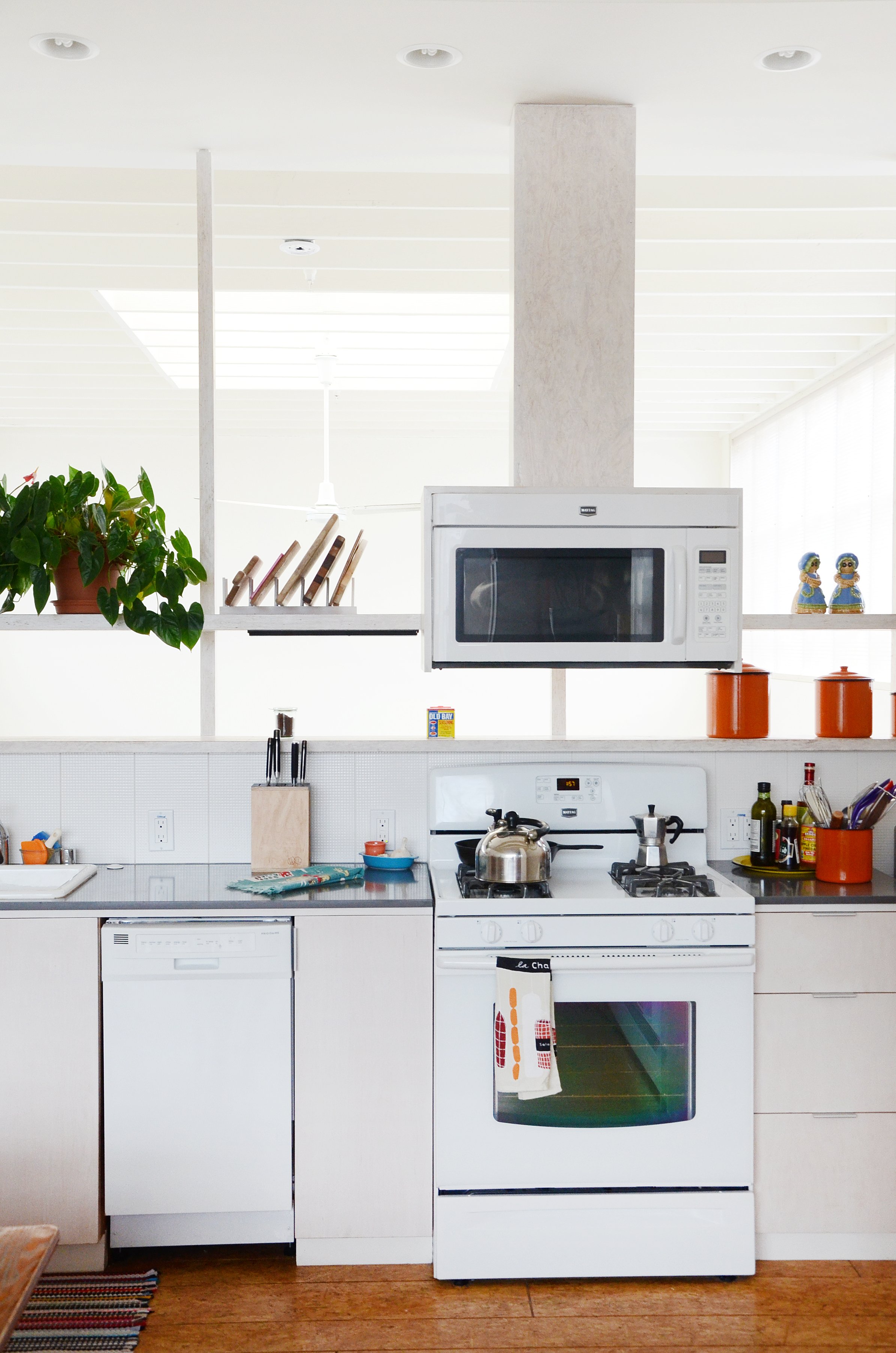 Clearance between gas stove top and microwave above