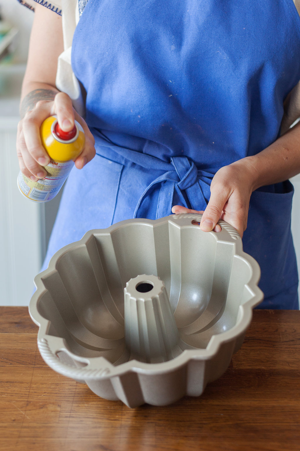  Wilton Recipe Right Non-Stick Fluted Tube Pan, 9.75-Inch: Bundt  Pans: Home & Kitchen