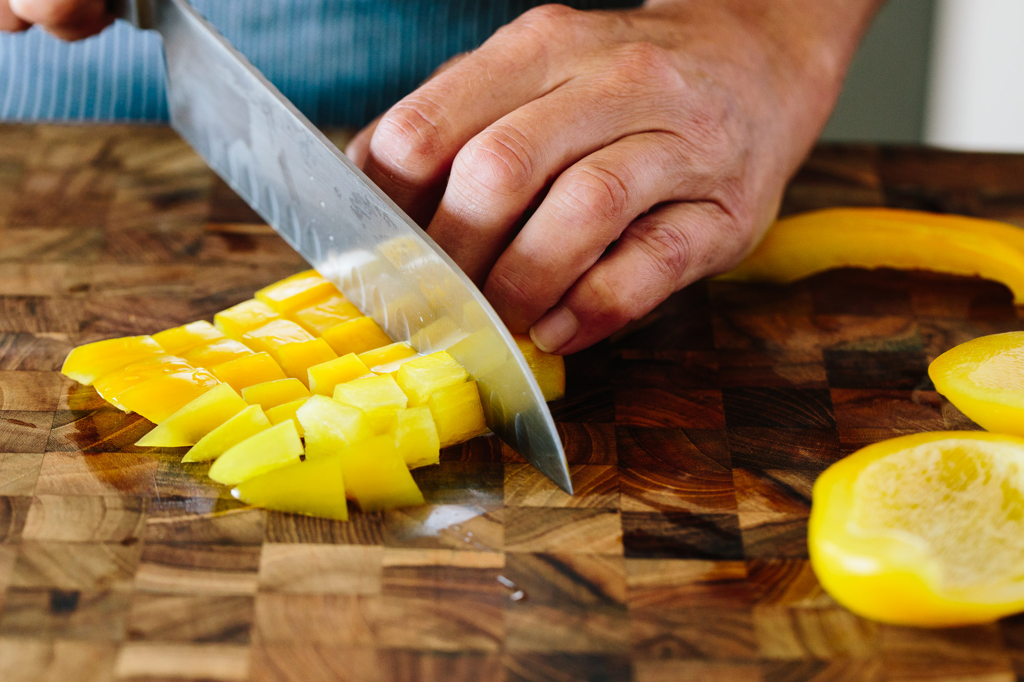 This cutting board has a guide to help you get even slices of