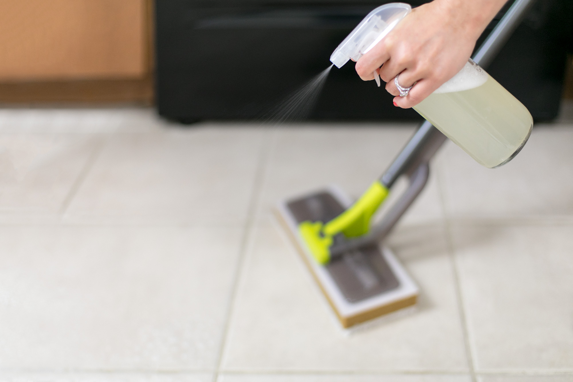 How to Clean Tiled Floors With Vinegar