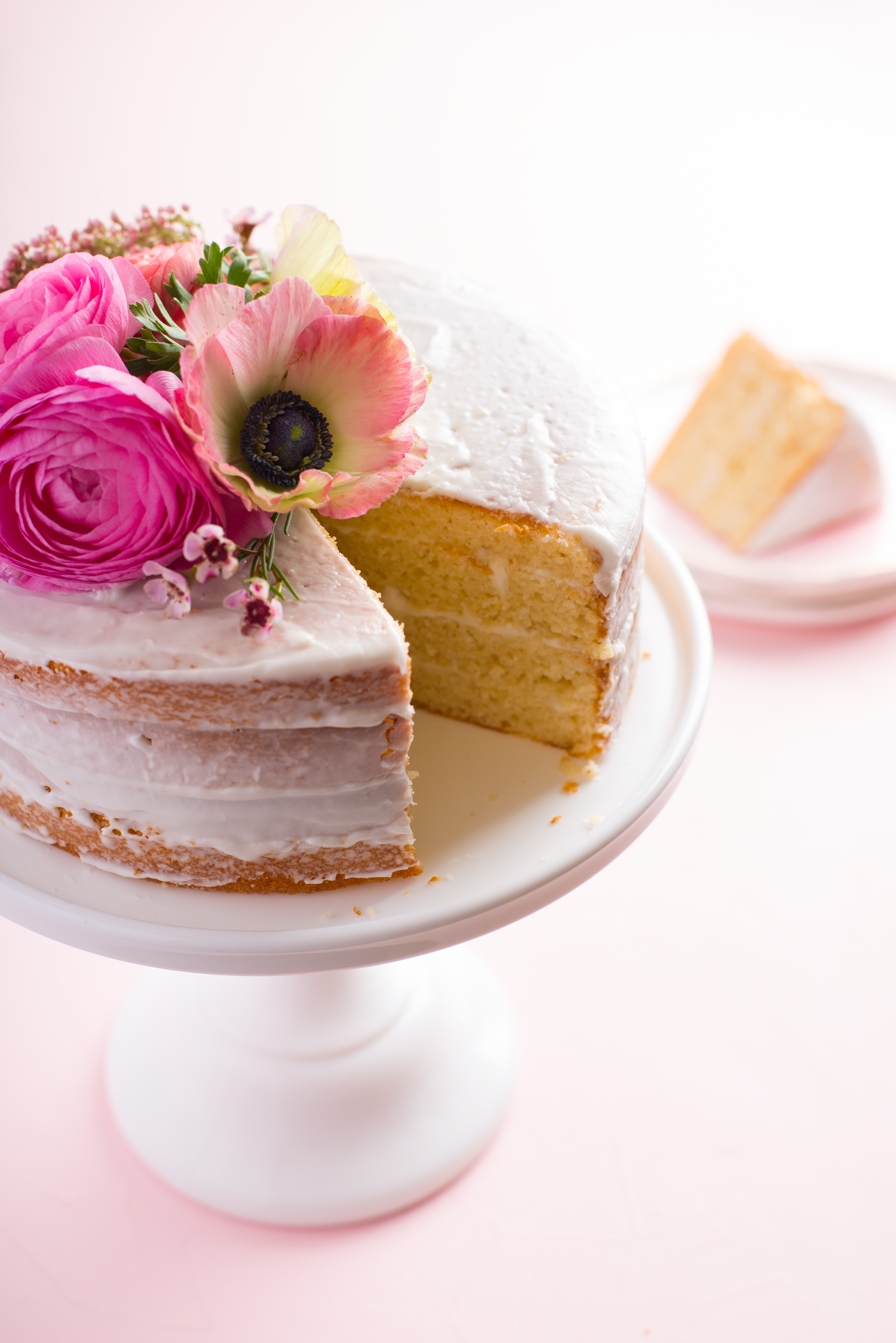 What to Know About Putting Flowers on Your Cakes