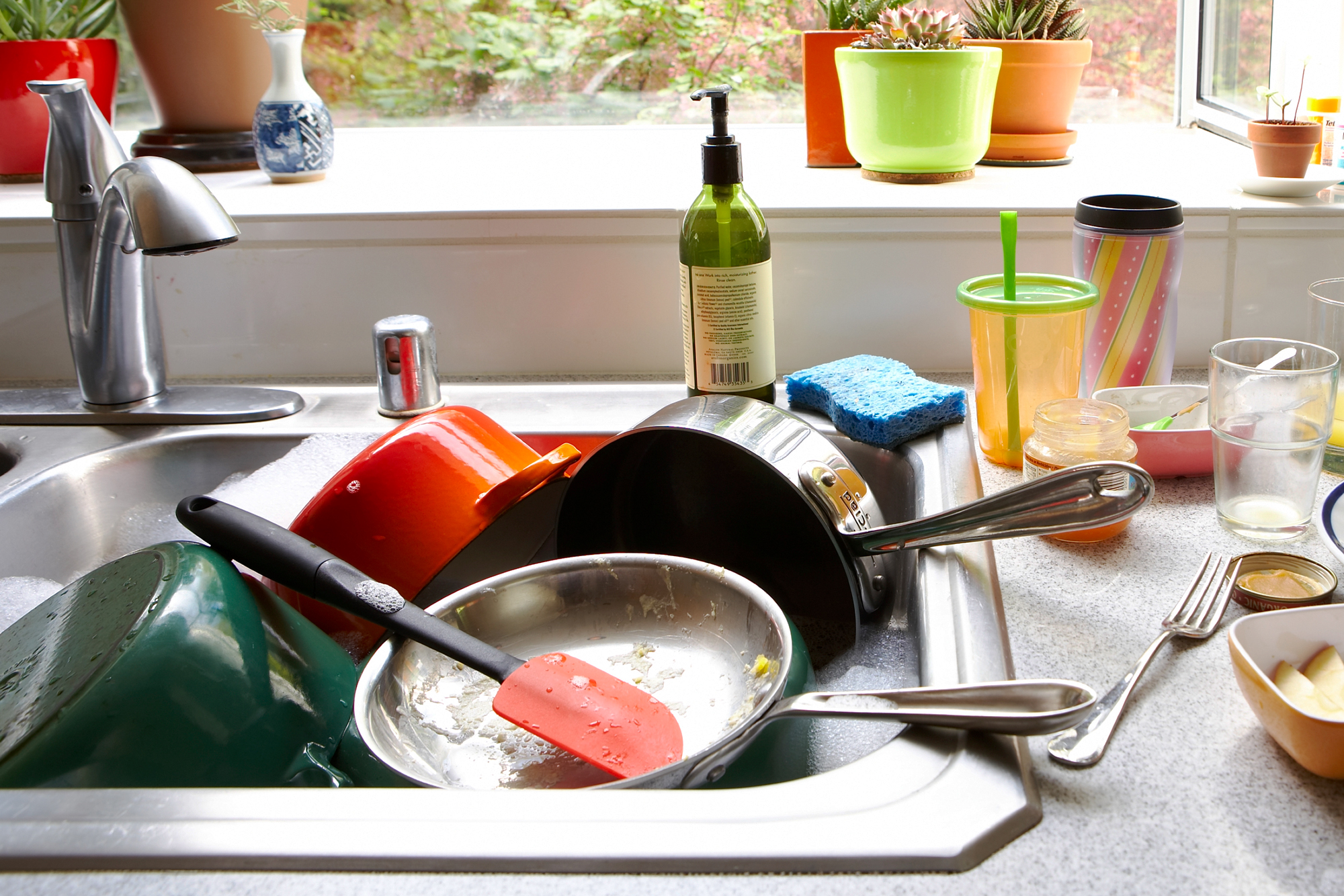 Много мытой посуды. Грязная посуда. Стол для грязной посуды. Грязная посуда на кухне. Кухня с немытой посудой.
