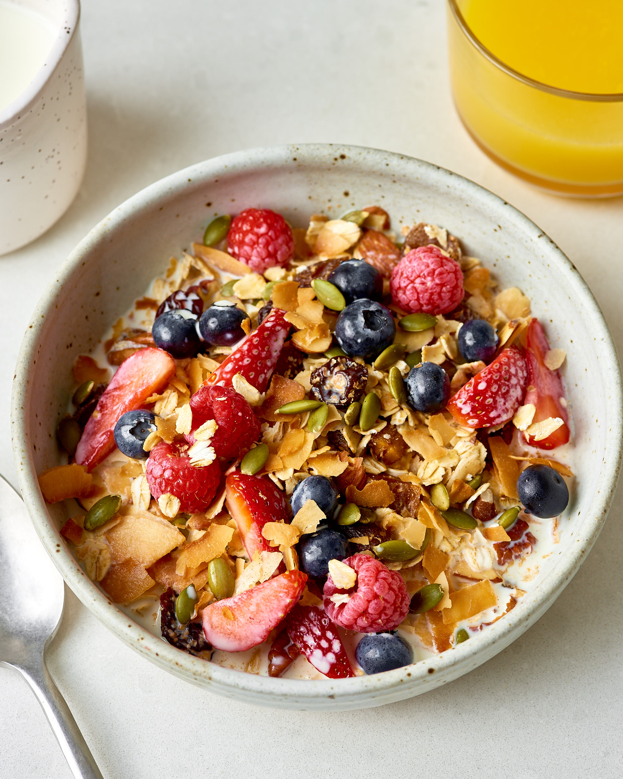 Muesli Fait Maison Dans Le Pot En Verre Sur Le Fond Blanc Pour Le Petit  Déjeuner Image stock - Image du müesli, fibre: 116597305