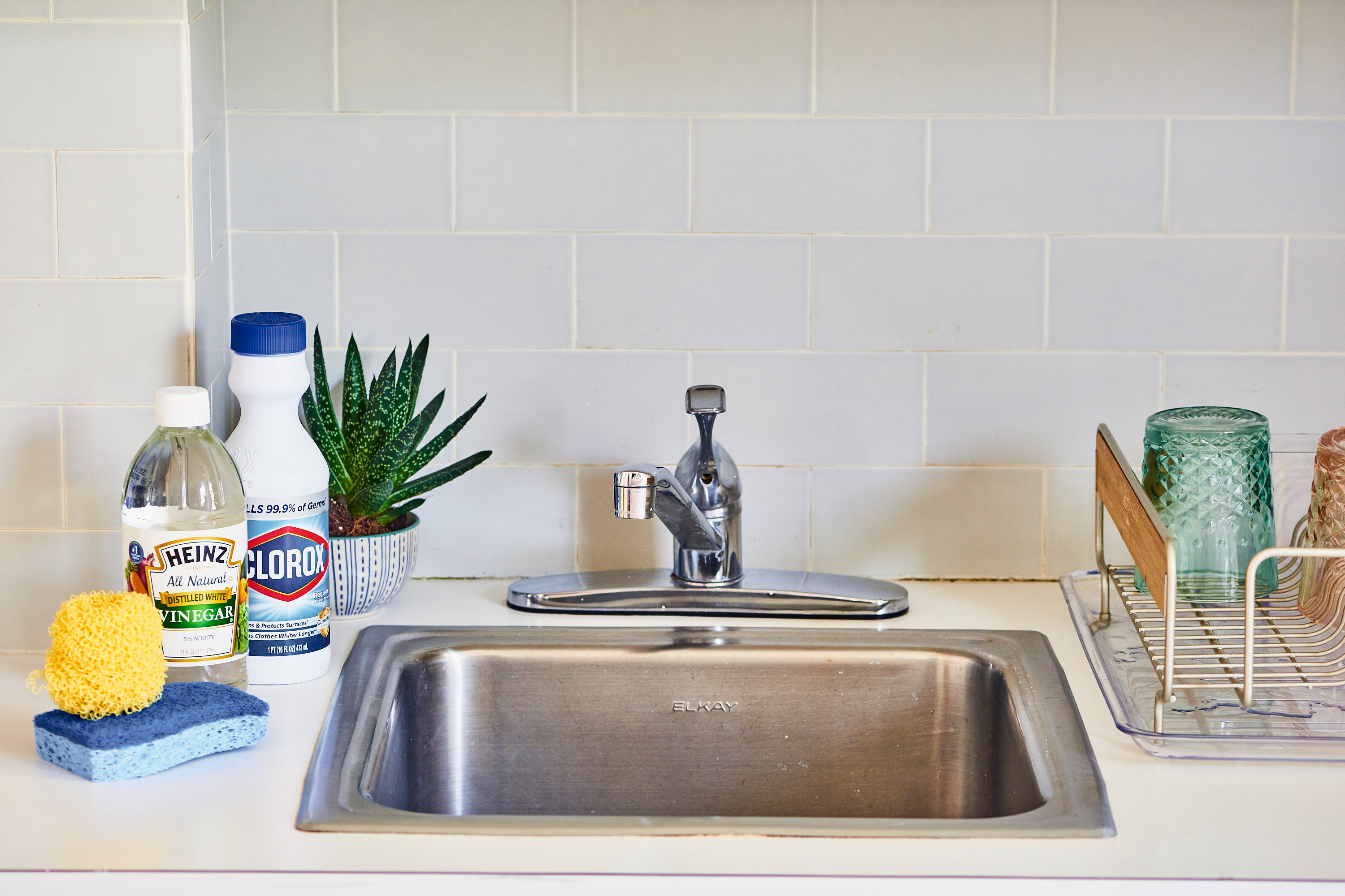 vinegar to clean kitchen sink