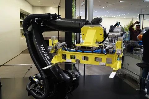Mercedes-Benz Apollo Humanoid Pilots Advance at Berlin and Kecskemét Plants