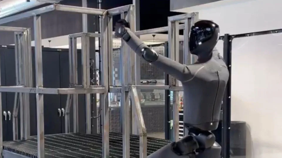 Figure 03 Humanoid Achieves Autonomous Ladder Climb in Helix AI Demo