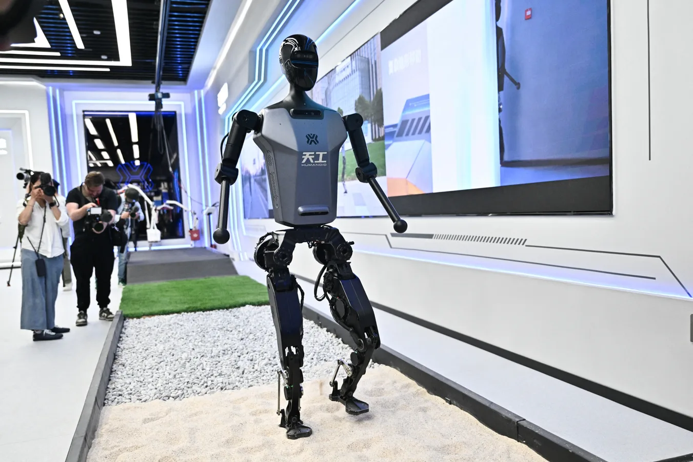 Tiangong Ultra 8.64s Record and AGIBOT Medals at 2026 Beijing Games