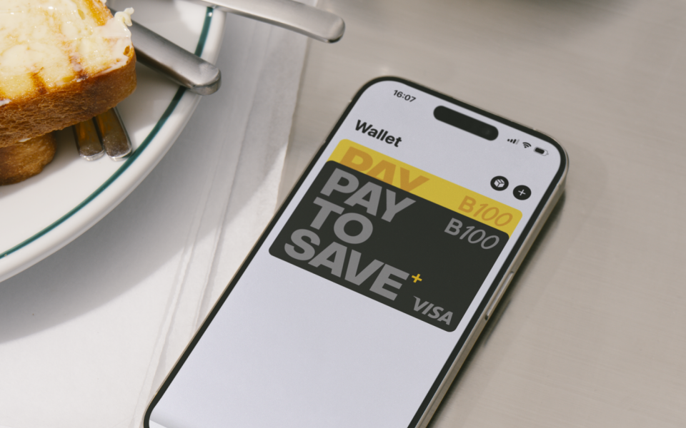 Imagen de un móvil en cuya pantalla aparece el wallet mostrando las tarjetas de débito y de crédito de B100