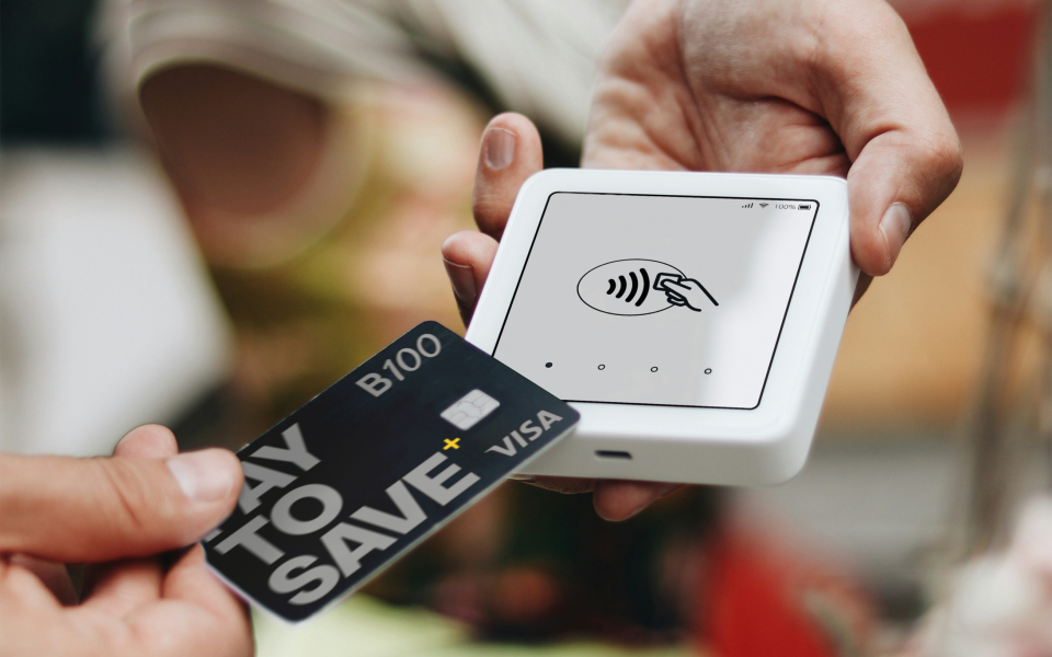 Imagen de un pago con TPV en un comercio usando la tarjeta de crédito de B100 Pay to Save Plus