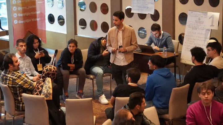 Gençlik forumunda grup tartışması