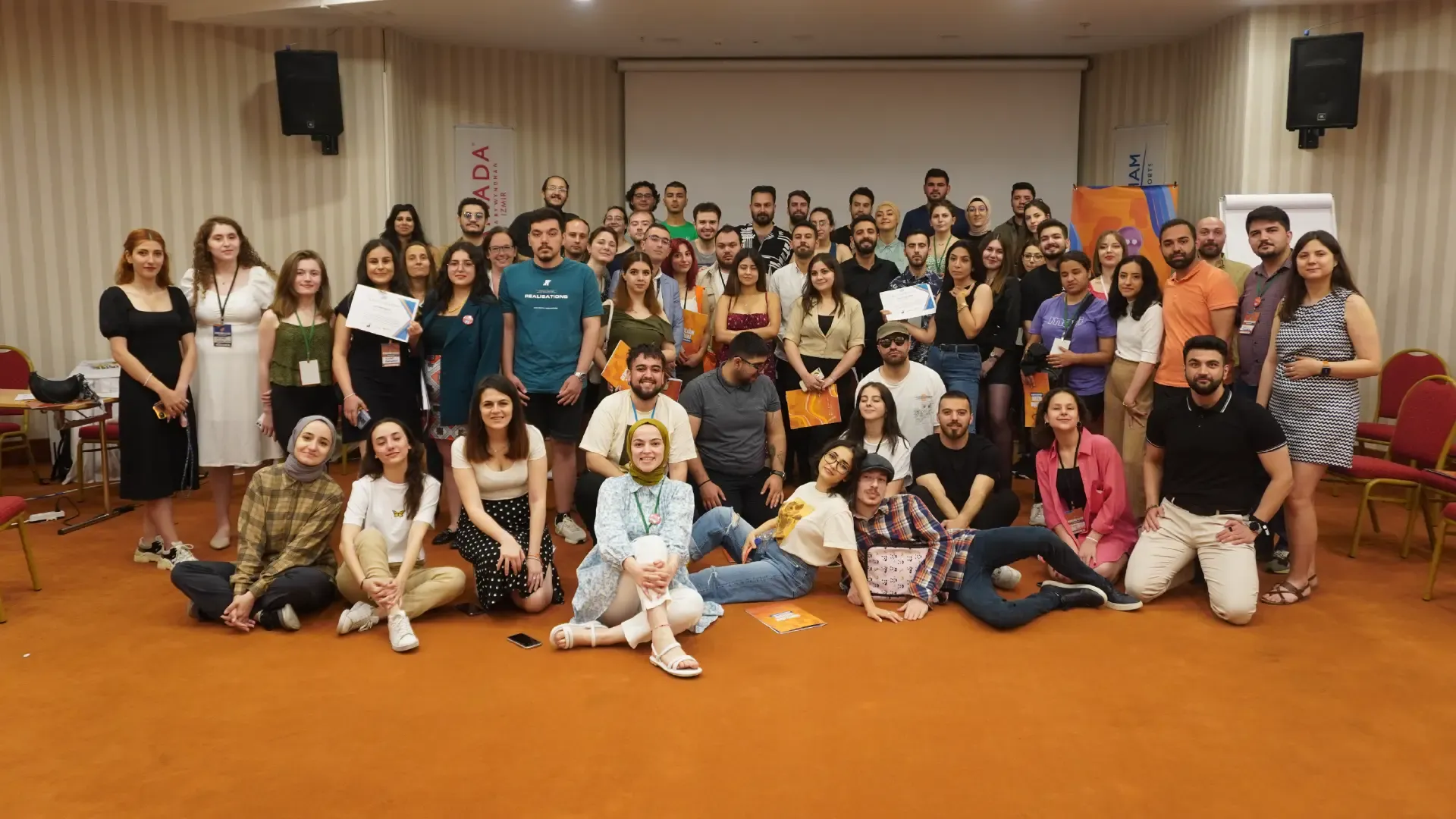 Gençliğin Yüzleri forum katılımcılarının toplu fotoğrafı