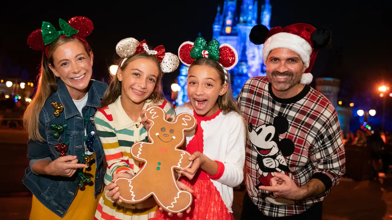 Festive PhotoPass Magic Shots and Holiday Photo Ops Across Walt Disney World