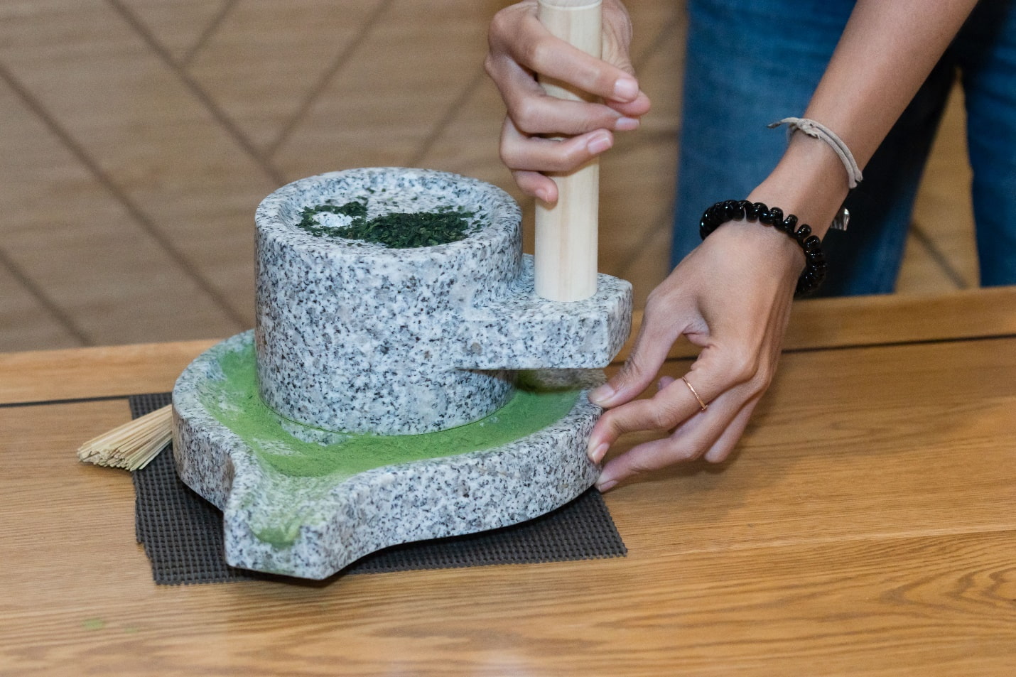 Trực tiếp xay tencha để tạo ra matcha thượng hạng bằng cối granite là hoạt động độc đáo nhất trong workshop.