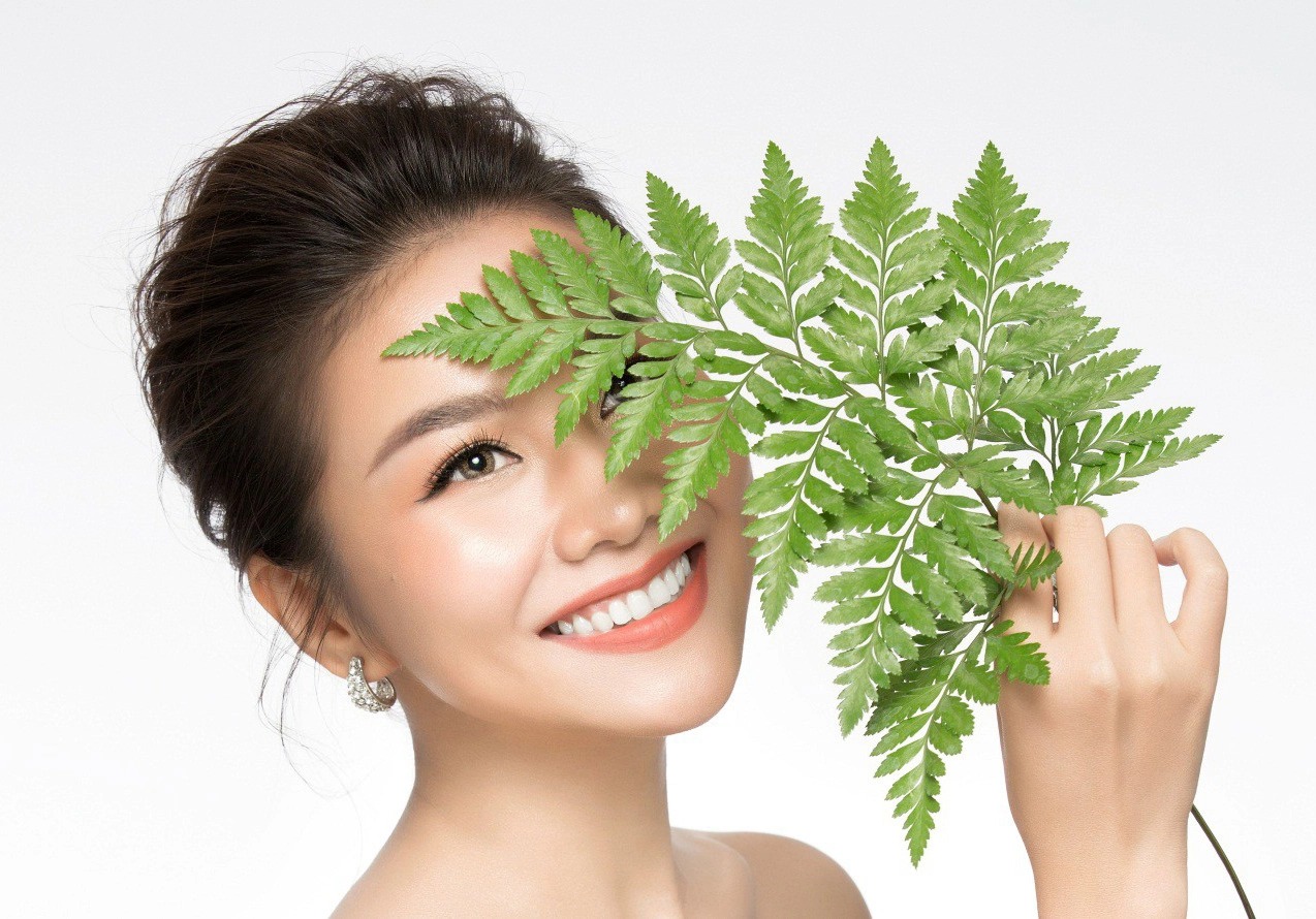 Với khả năng chống oxy hóa tập trung và chống viêm hiệu quả, cây dương xỉ đã “lọt vào mắt xanh” của các nhà sản xuất dược mỹ phẩm - Ảnh: Siêu mẫu Thanh Hằng, Đại diện thương hiệu nhãn hàng dược mỹ phẩm cao cấp Sakura Beauty tại Việt Nam.
