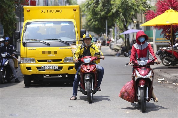 Shipper đội nắng giao hàng giữa cái nắng "cháy da" ở Sài Gòn (Ảnh Internet).