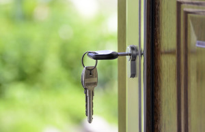 Sfonda la porta di casa di un’amica. Arrestato