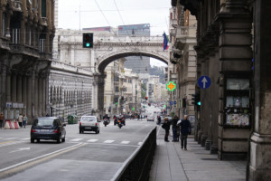 Spaccia droga nel centro cittadino