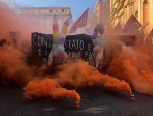 Manichini di Matteo Salvini e Giorgia Meloni al corteo organizzato da 'Genova Antifascista'