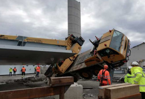 Ponte Morandi, si inclina una gru: tre operai contusi