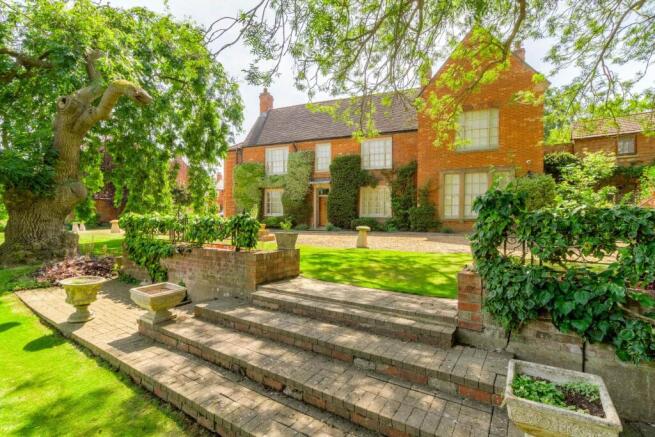 6 bedroom detached house for sale