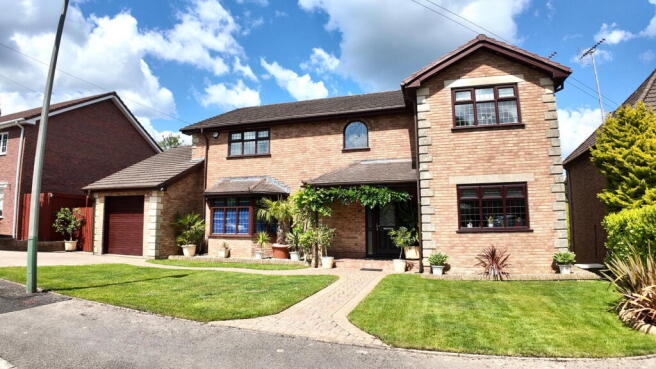 4 bedroom detached house for sale