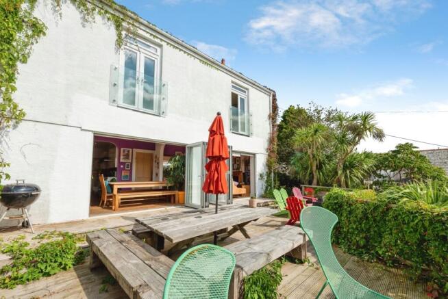 5 bedroom semi-detached house for sale