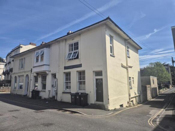 6 bedroom end of terrace house for sale