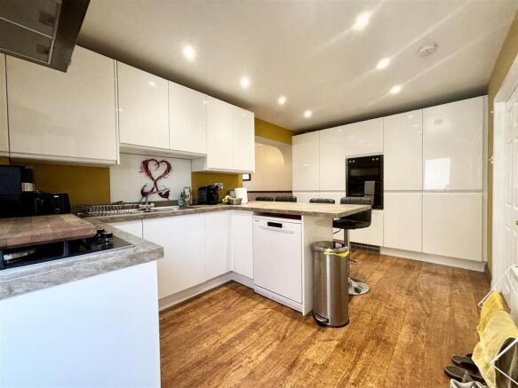 4 bedroom semi-detached house for sale