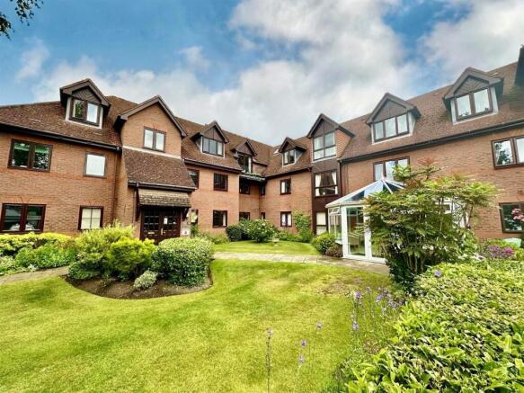 1 bedroom ground floor flat for sale