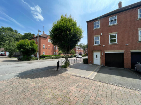 3 bedroom town house for sale