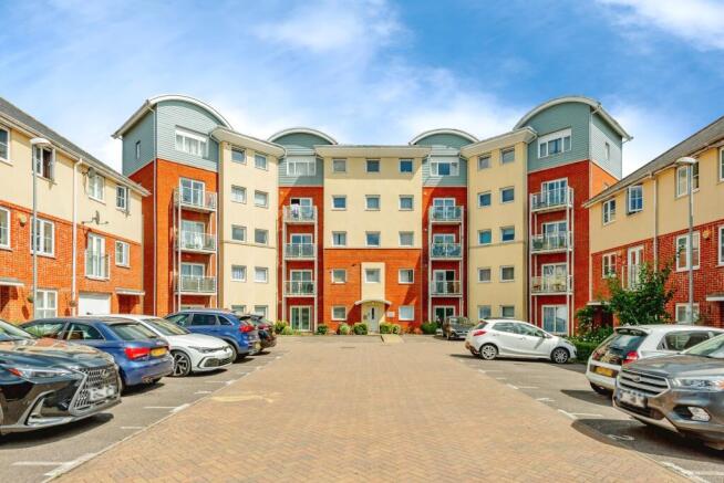 1 bedroom ground floor flat for sale