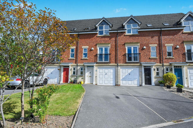 3 bedroom town house for sale