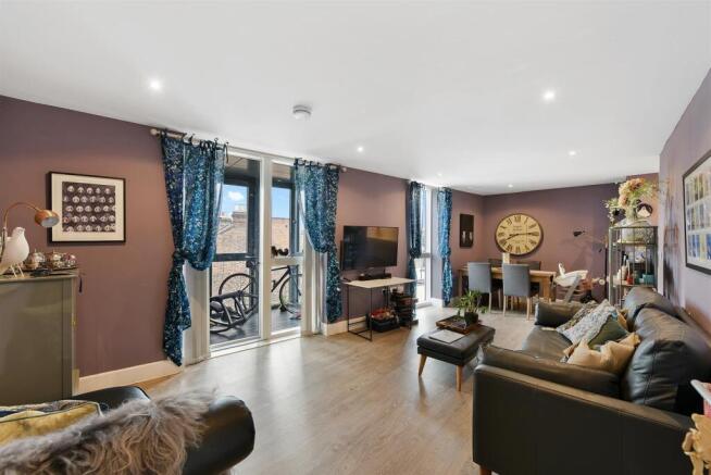 3 bedroom flat for sale