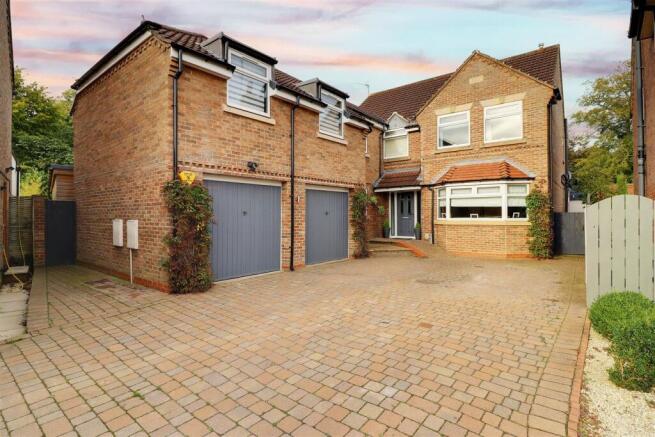 5 bedroom detached house for sale
