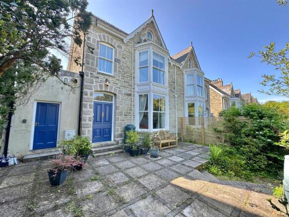 5 bedroom semi-detached house for sale