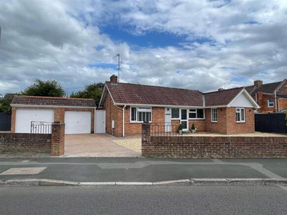 2 bedroom detached bungalow for sale