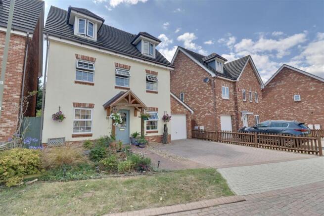 5 bedroom detached house for sale