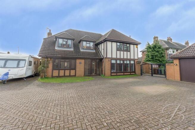 6 bedroom detached house for sale