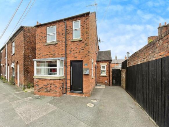 2 bedroom detached house for sale