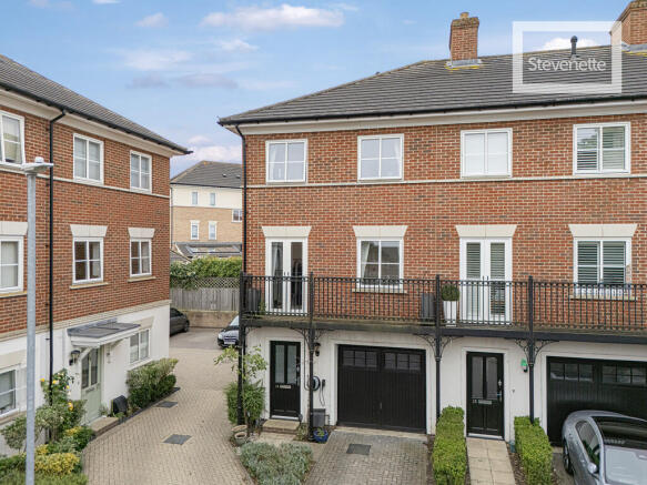 4 bedroom end of terrace house for sale